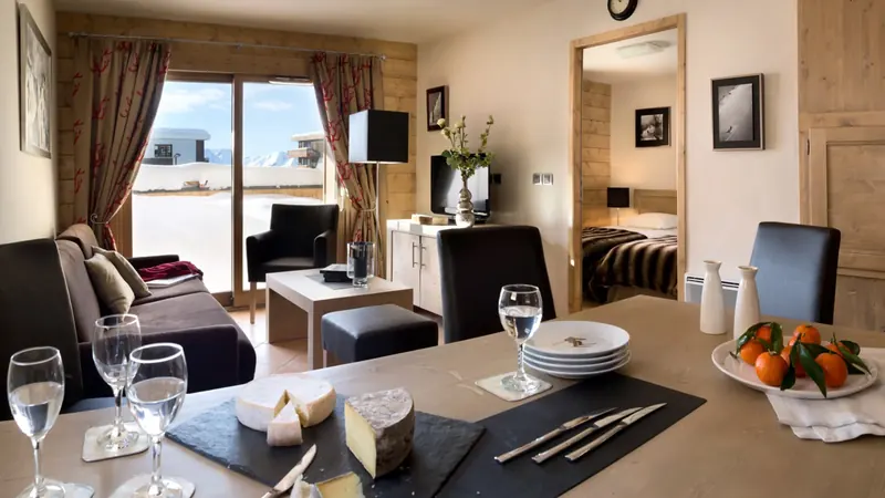Le Cristal de l'Alpe, salon z jadalnią w apartamencie